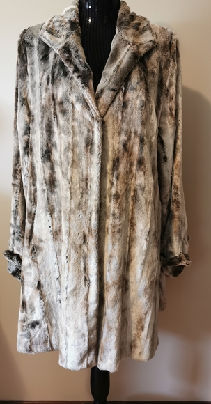 Jolipel by Niedieck Jackets & Blazers - Jolipel by Niedieck Plush Faux Fur Coat